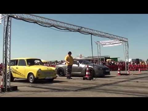 Youtube: Nissan GTR R35 580HP vs. Trabant Turbo 3.0T - 1/4 Mile - Race at Airport