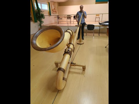 Youtube: Das längste spielbare Alphorn der Welt - The longest playable alphorn in the world
