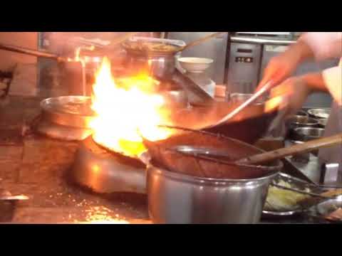 Youtube: The Art of the Wok #1 - 鑊/锅: Cooking with a Wok (Peking University cafeteria)