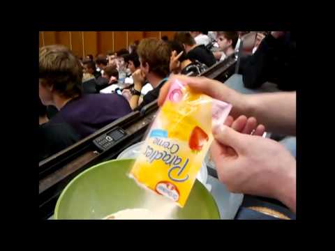 Youtube: Kuchen backen im Hörsaal während Vorlesung Uni RWTH Aachen Audimax