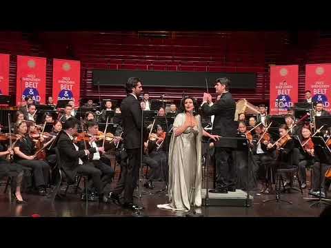 Youtube: Angela Gheorghiu & Jonathan Tetelman | Brindisi from La Traviata (Libiamo)