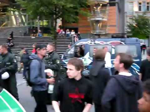 Youtube: Polizei schlägt in Berlin Demonstranten für Datenfreiheit zusammen 12. September 2009  1/2