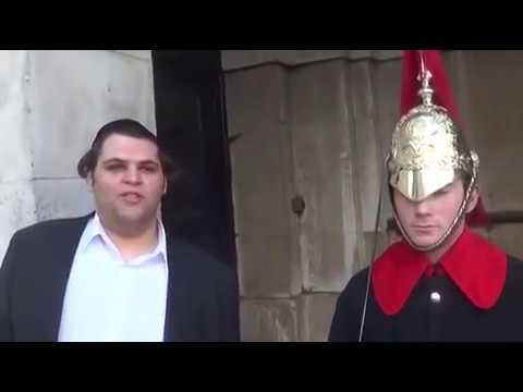 Youtube: Funny guy makes Royal Guard Laugh at Buckingham Palace