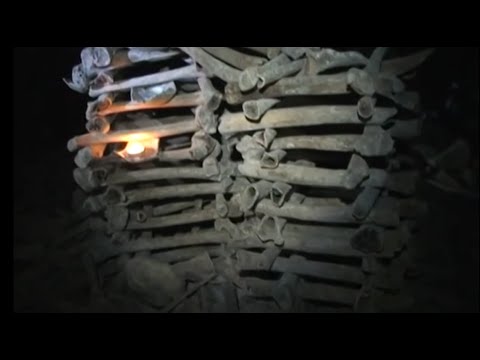 Youtube: ► Expédition nocturne dans les catacombes de Paris (Catapâques)