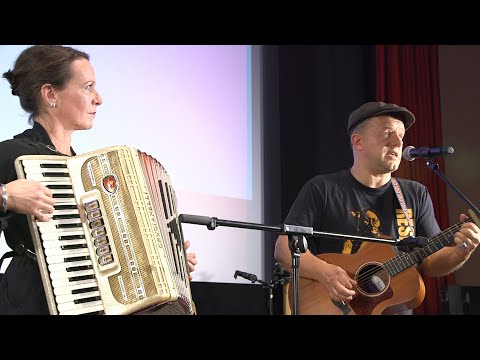 Youtube: Tino Eisbrenner begleitet von Isabel Neuenfeldt "Das Lied vom Frieden"