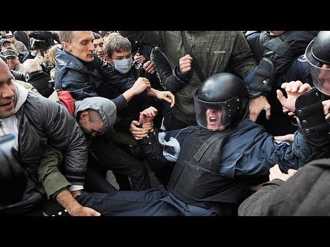 Youtube: Ukraine police fire tear gas to disperse protest in Kiev