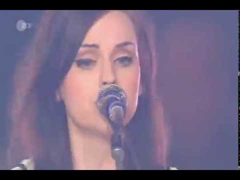 Youtube: Amy Macdonald - LIVE - Don't Tell Me That It's Over (Wetten Dass... 2010)