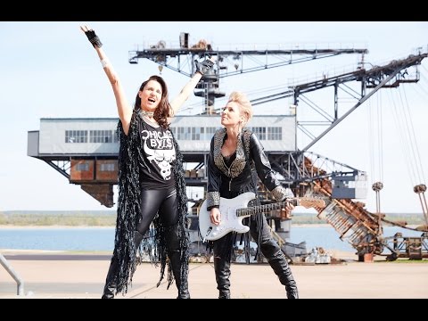 Youtube: Anita & Alexandra Hofmann 100.000 Volt (offizielles Video)