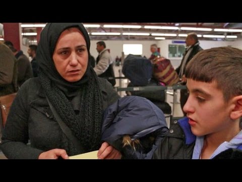 Youtube: Irakische Flüchtlinge auf Heimreise: "Lieber sterbe ich in meinem Land" | DER SPIEGEL