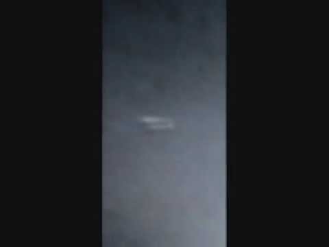 Youtube: Iceland Volcano cam ufo  Captured   2 april 2010 .