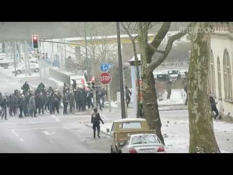 Youtube: Neonazi-Attacke 19.2.2011: Angriff auf Wohnhaus - Polizei sieht zu | DER SPIEGEL