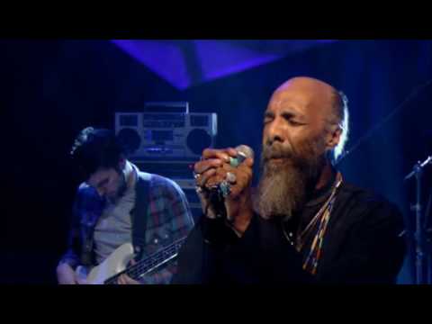 Youtube: Groove Armada feat, Richie Havens Hands Of Time Live @ Jools Holland Later Show