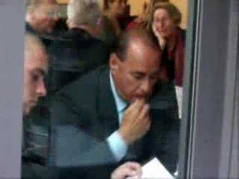 Youtube: Berlusconi beim popeln