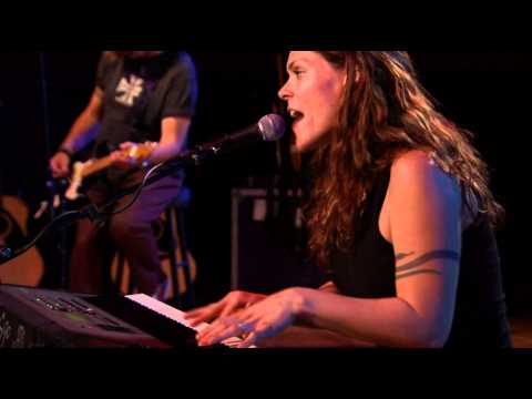 Youtube: Beth Hart - Lights On (Live)
