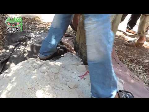 Youtube: درعــــــا ::: تفكيك برميل لم ينفجر القته قوات النظام على  حوران 31-7-2014