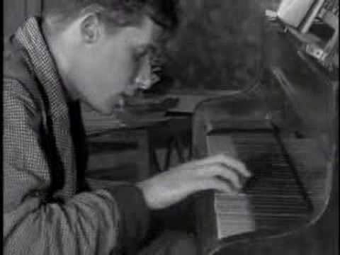 Youtube: Glenn Gould plays Bach