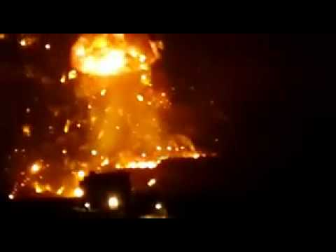Youtube: بقيادة السعودية  عاصفة الحزم  تقصف مخازن صواريخ الكاتيوشا بمنطقة فج عطان صنعاء
