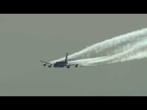 Youtube: Awesome A380 Contrails!