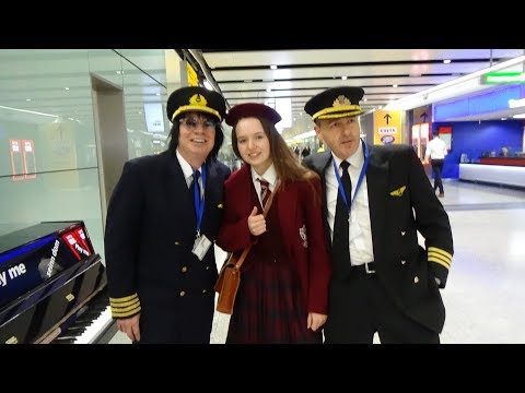 Youtube: BOOGIE WOOGIE PIANO AT THE AIRPORT WITH PILOTS | ELSIE MILES