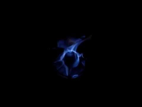 Youtube: Mocca-Glace flambieren (mit Orangenlikör übergiessen und anzünden)