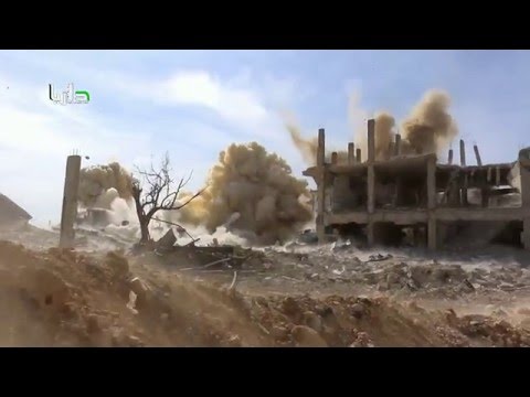 Youtube: أمام المصور مباشرة براميل الأسد تنهمر على مدينة داريا.