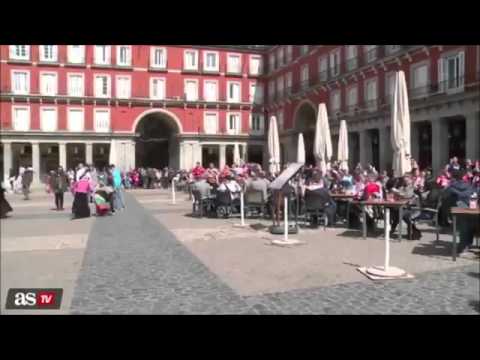 Youtube: Travelling PSV fans humiliate beggars in Madrid by throwing coins