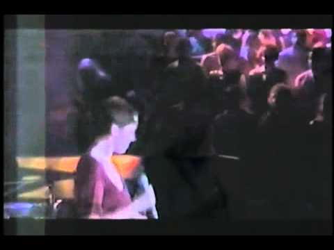 Youtube: Annie Lennox - Don't Let Me Down (LIVE).mp4