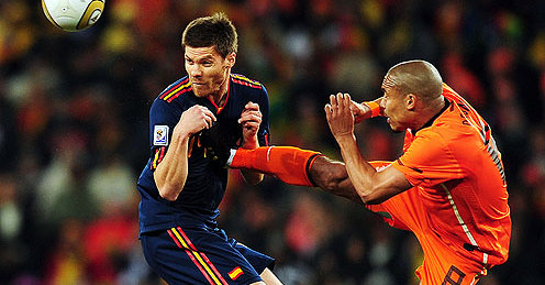 /dateien/28955,1296682327,De-Jong-Alonso-Foul-Holland-Spain-World-Cup-F 2476492