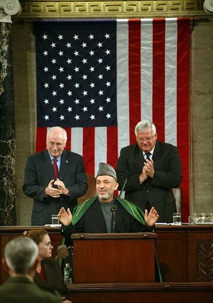 /dateien/31589,1297116673,422px-Hamid Karzai at the US Congress on Capitol Hill