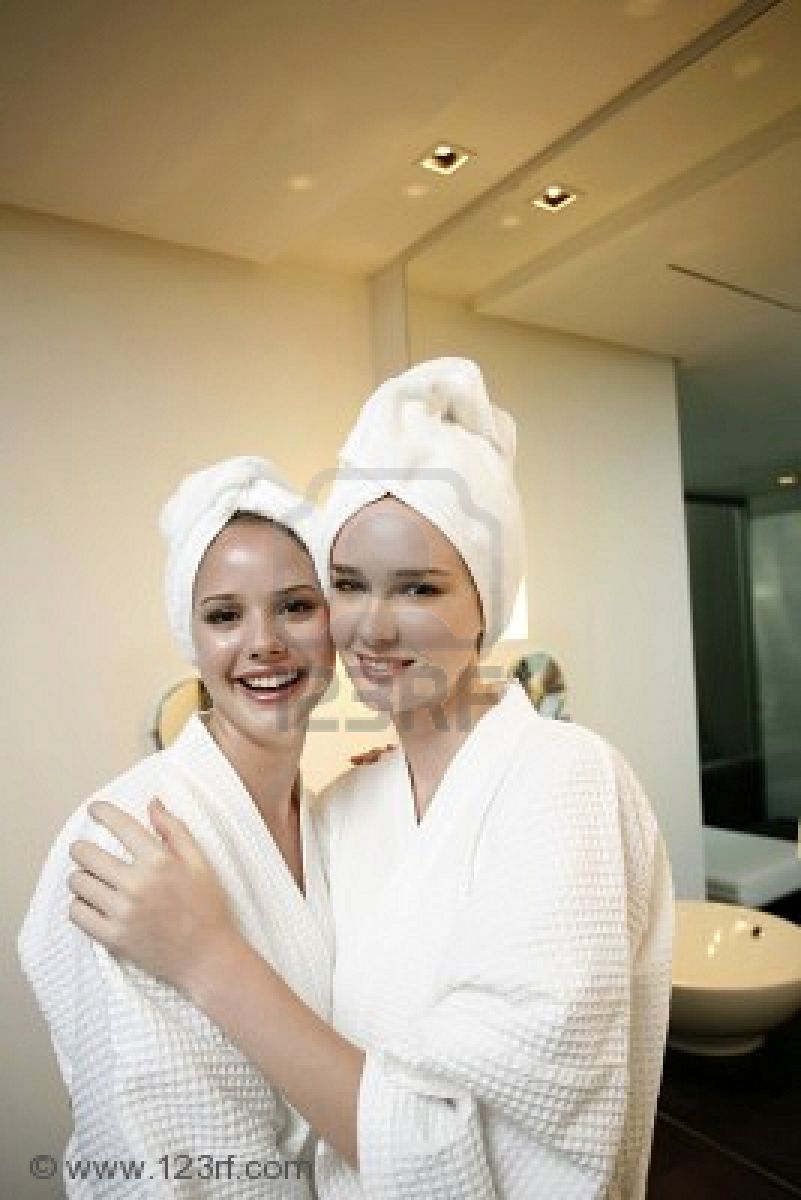 /dateien/41386,1299604354,7643886-umwickelt-dass-frauen-mit-haare-handtuch-umarmt