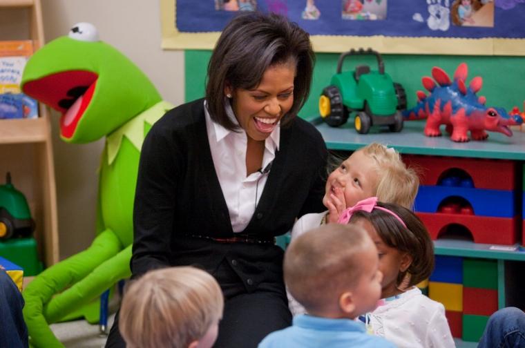 /dateien/43951,1297448825,Michelle Obama at Prager Child Development Center Ft. Bragg 3-12-09