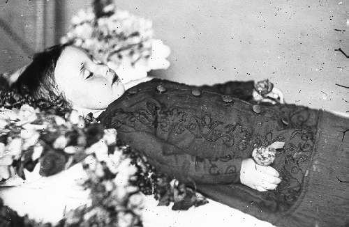 /dateien/70987,1309357897,Post Mortem Photography by Sunken Dahlia