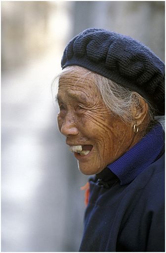 /dateien/7173,1299012726,portrE4t-Lachen-profil-alte-frau-zE4hne-Yunnan-510x510