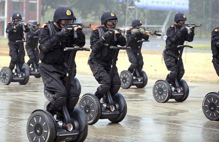 /dateien/72179,1301168623,super funny hilarious pictures crazy fun laughing segway military-4283