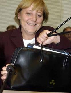 /dateien/73657,1309088608,merkel tasche voidolleak