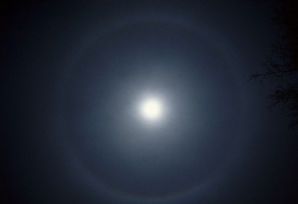 /dateien/gg3012,1240957808,Mond-Halo