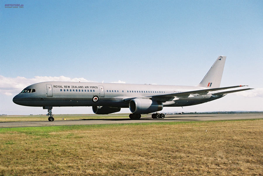 /dateien/gg35068,1189763988,AIA2005 Seidel Boeing757 RNZAF rollen