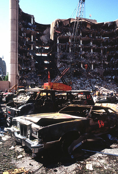 /dateien/gg35068,1191068958,408px-Oklahomacitybombing-DF-ST-98-01356