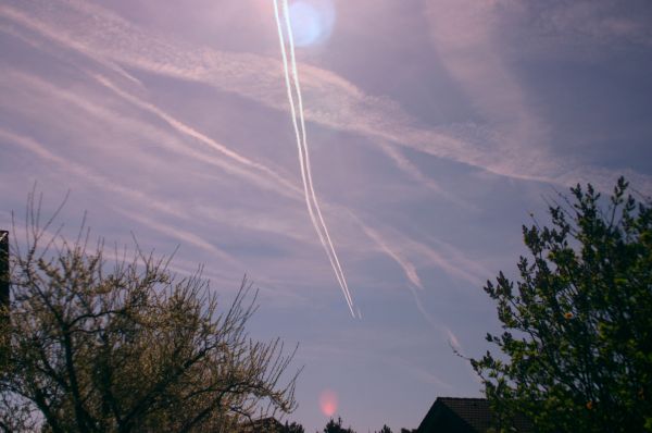 /dateien/gg3651,1245444656,Kondensstreifen-Pseudo-Chemtrails-Normalobjektiv-am17042007