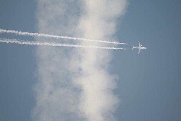 /dateien/gg3651,1266224966,Flugzeug-2-Kondensstreifen-500mm-20042008
