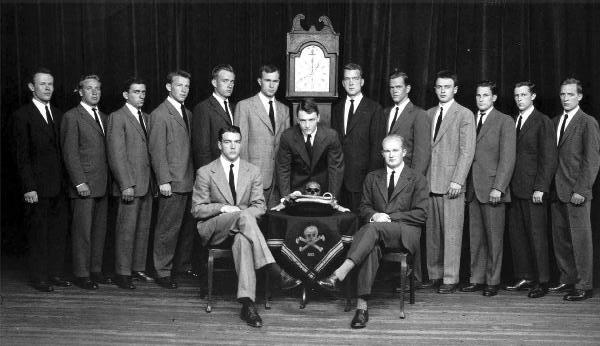 /dateien/gg43865,1273257928,president-bush-yale-skull-and-bones