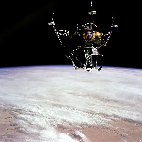 /dateien/gg4570,1287362177,599px-spider in earth orbit - gpn-2000-001106