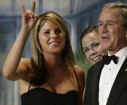 /dateien/gg59313,1262625991,Jenna-Bush-givinng-the-hand-symbol