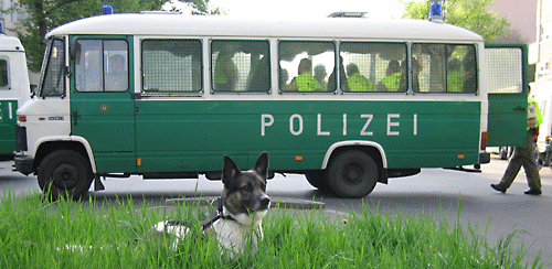 /dateien/gg65360,1288737295,kreuzberg-myfest-erster-mai-polizei