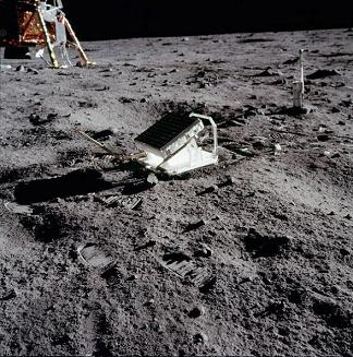 /dateien/it58439,1260308211,002-apollo-11-Laserreflektor-46mal46cm-auf-mondoberflaeche-55pr