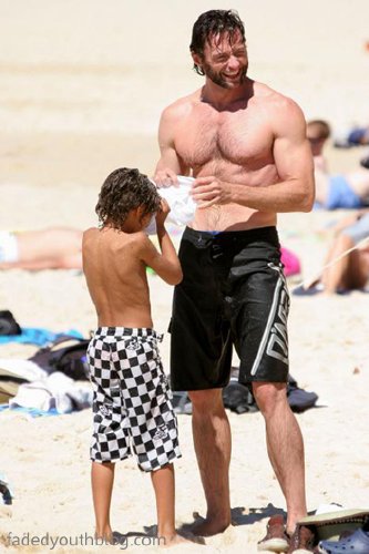 /dateien/mg25577,1231952059,hugh-jackman-and-family-enjoy-a-day-at-the-seaside