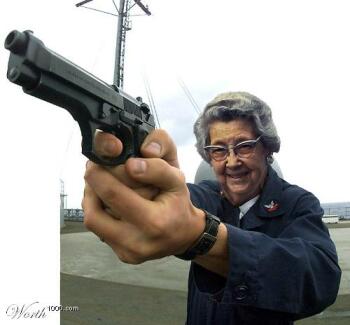 /dateien/mg34393,1244209131,granny-with-gun