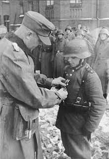 /dateien/mg51221,1291971006,220px-Bundesarchiv Bild 183-G0627-500-001 Auszeichnung des Hitlerjungen Willi HC3BCbner