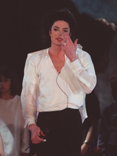 /dateien/np62551,1273957672,96768 michael-jackson-performs-on-stage-during-his-history-concert-tour-in-new-york-in-1997