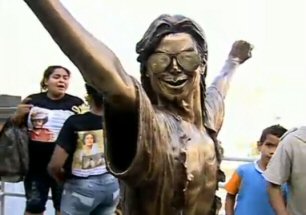 /dateien/np62551,1277629615,michael-jackson-statue-rio